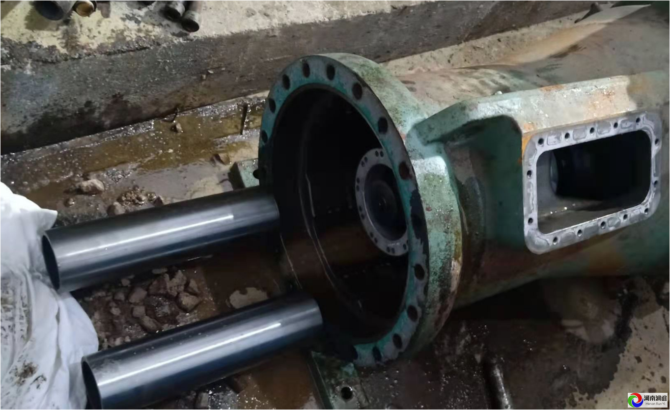 河南鄭州東區(qū)中央空調(diào)機(jī)組比澤爾壓縮機(jī)(CSH951-210)維修